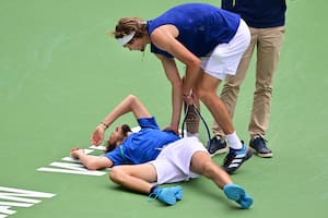 El ruso Daniil Medvedev, desplomado sobre la superficie dura de Indian Wells, en el partido que terminó venciendo a Alexander Zverev; el actual número 6 del mundo montó un "show" en California y se quejó de la velocidad de la cancha