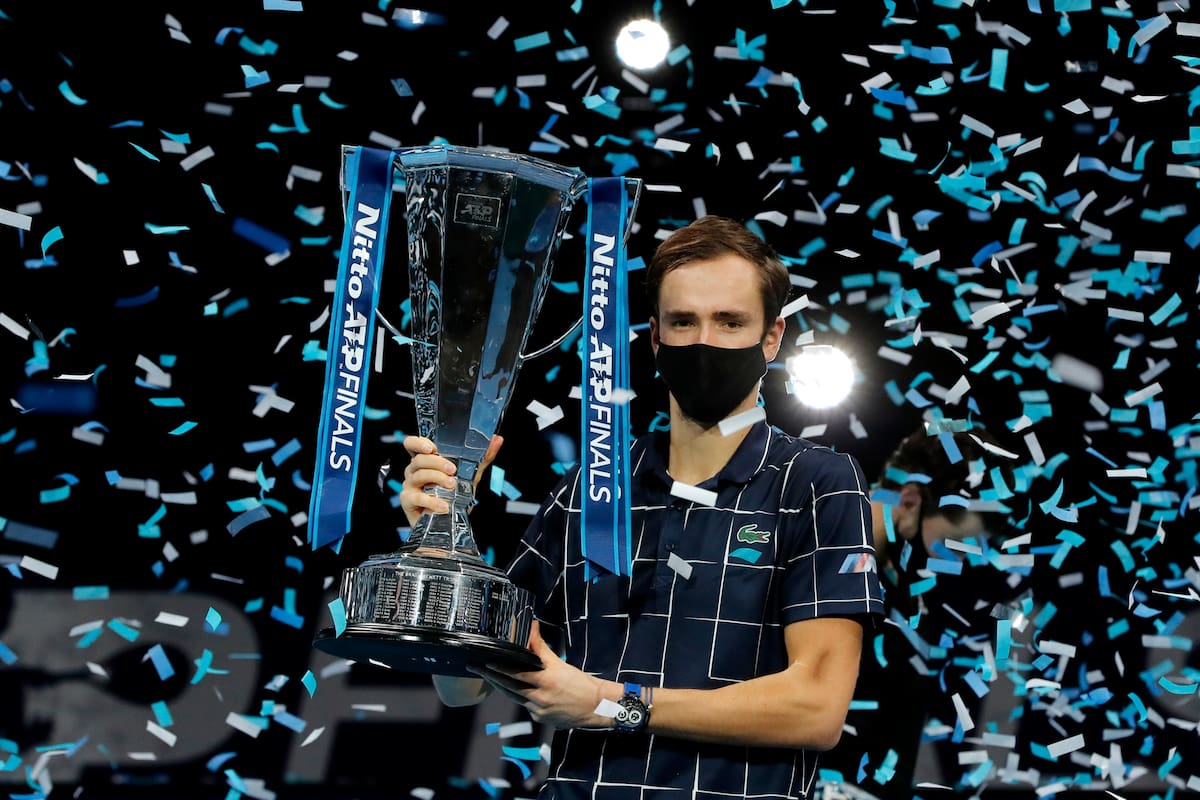 El ruso Daniil Medvedev levanta la copa luego de vencer al austríaco Dominic Thiem en la final del Masters de Londres.