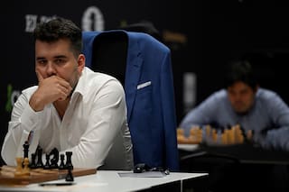 Dos que juegan contra sí mismos, con un gigante en la sombra: la batalla recién empieza