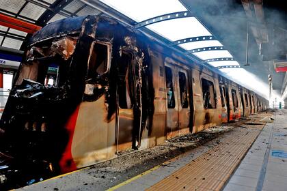 Varias estaciones de subte fueron destruidas y muchas formaciones fueron incendiadas por completo
