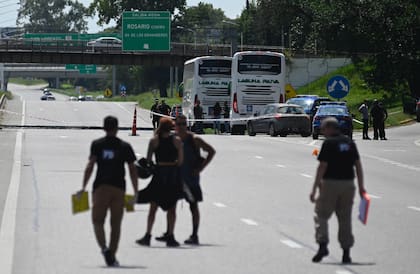 El sábado, cerca del mediodía, atacaron a tiros a dos colectivos que transportaban agentes del servicio penitenciario de Santa Fe en la avenida circunvalación de Rosario, resultó con heridas leves uno de los policías