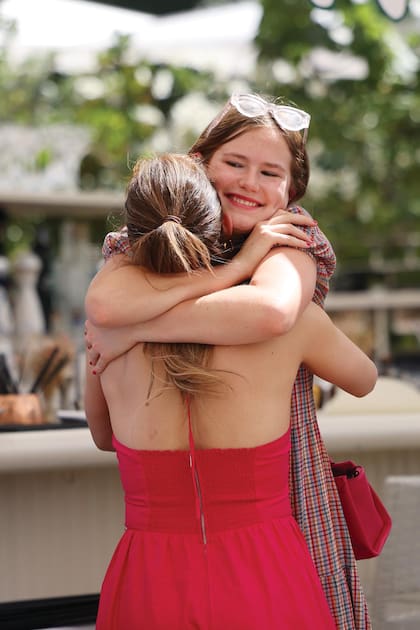 El sábado, día en que Jennifer celebró sus 53 años, almorzaron al lado
del Louvre. El abrazo efusivo con Violet Affleck da cuenta de la buena relación que tienen.
