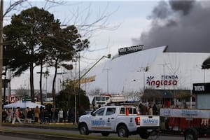 El sábado durante la madrugada se produjo un incendio en el hipermercado y las llamas todavía no han sido controladas