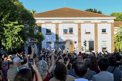 El sábado, en la entrada del Conti, comenzó de día un festival en reclamo por la situación del centro cultural