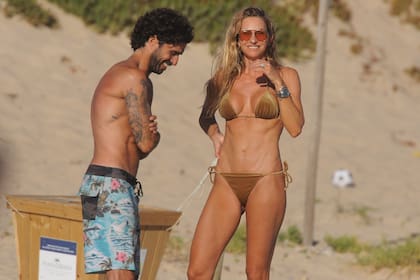 El sábado pasado, Cochito llegó a la Mansa de José Ignacio a la tarde, vio aAndrea a lo lejos y no dudó en saludarla e instalarse con su reposera junto a ella.