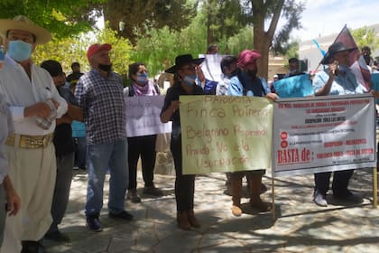 El sábado pasado pequeños y medianos productores salteños se movilizaron a la plaza de Cachi para manifestarse en contra del avance de las supuestas comunidades aborígenes sobre la propiedad privada
