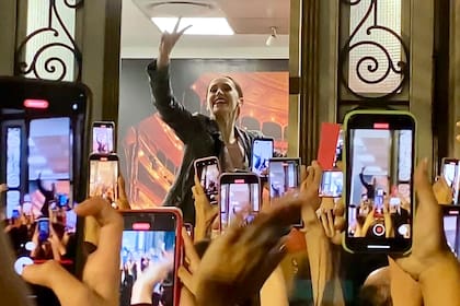 El sábado por la noche, Marianela Núñez salió a saludar a sus fans en la puerta del teatro para el delirio y felicidad de quien la esperaron durante un buen rato