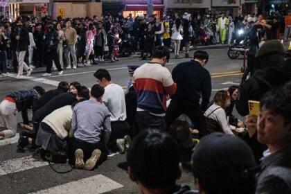 El sábado por la noche se dio una peligrosa avalancha donde más de 150 murieron por lesiones y asfixia en el popular distrito de Itaewon