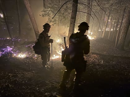 El sábado, se lanzaron más de 79.000 litros de agua sobre el incendio en Jennings Creek, con el apoyo de helicópteros del Estado de Nueva York.
