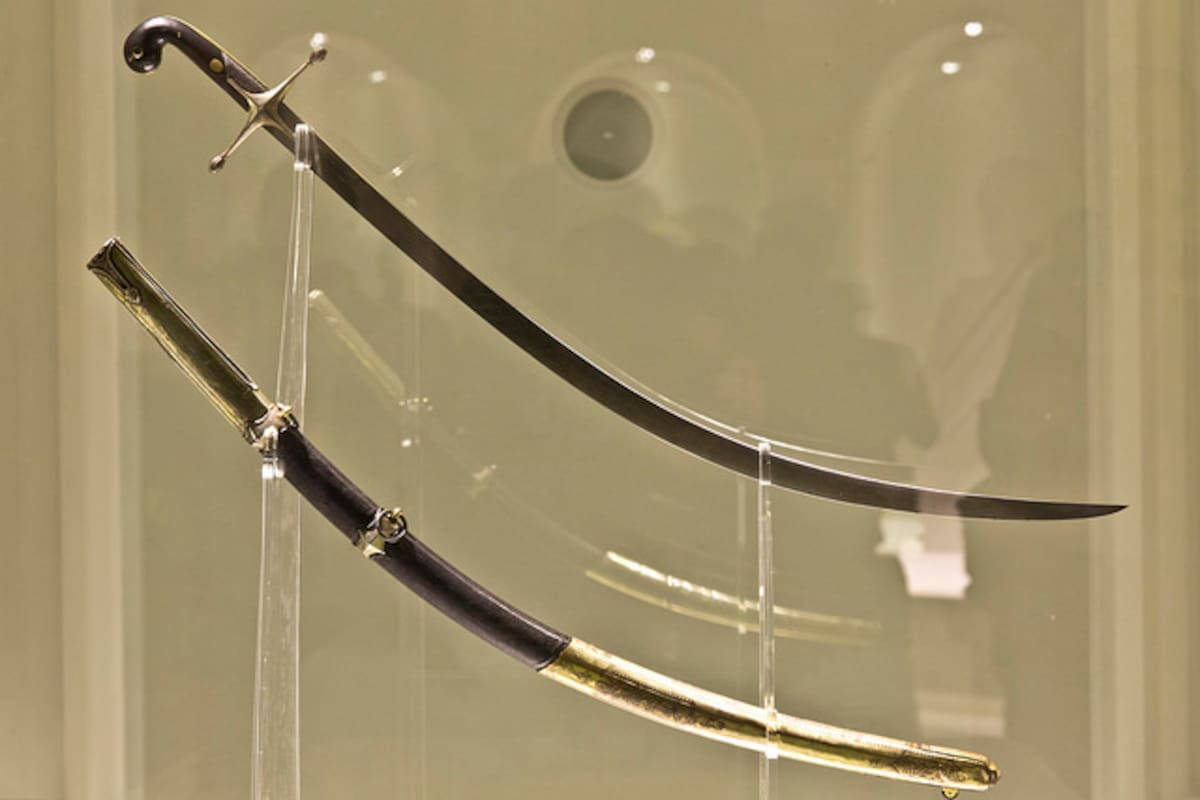 El sable corvo de San Martín y su empuñadura, tal como se exhibía en el Museo Histórico Nacional