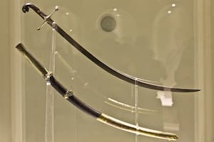 El sable corvo de San Martín y su empuñadura, tal como se exhibía en el Museo Histórico Nacional