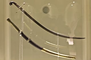 Milei ordena el traspaso del sable corvo de San Martín y renuncia la directora de Museo Histórico Nacional