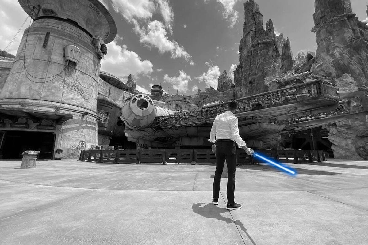 El sable láser que creó Disney usa dos cintas de metal para darle rigidez, y una tira de luces LED para simular el láser