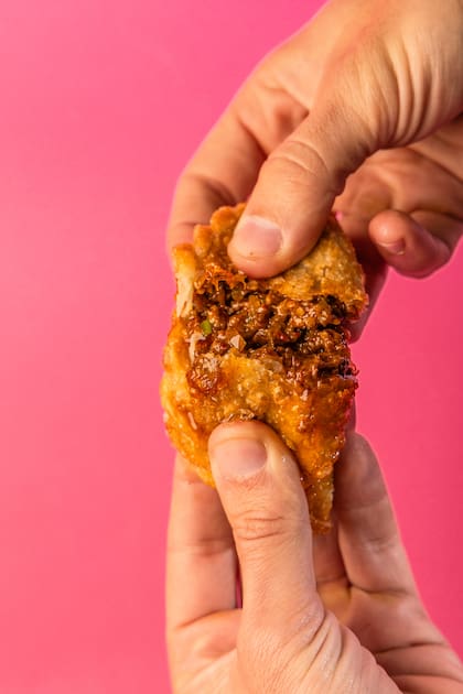 “El sabor más vendido es carne, el clásico de siempre, el que no falla nunca. El más distintivo es la de Pacú: ahí es donde se nota nuestra impronta”, explica Bargero