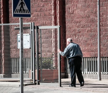 El sacerdote acusado, en la puerta de la parroquia de Vicálvaro donde ha estado hasta el mes de abril, cuando fue apartado tras una denuncia de abusos