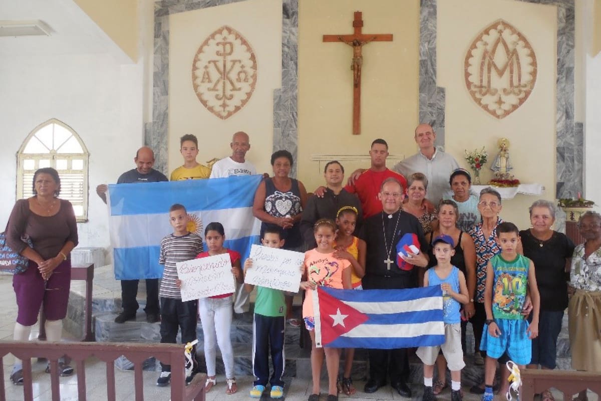 El sacerdote argentino Carlos Peteira, en la misión de Yaguajay, en Cuba, durante la visita del obispo de San Rafael, Eduardo Taussig