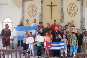 El sacerdote argentino Carlos Peteira, en la misión de Yaguajay, en Cuba, durante la visita del obispo de San Rafael, Eduardo Taussig