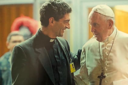El sacerdote  Augusto Zampini junto al papa Francisco