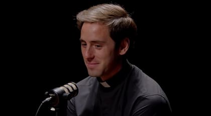 El sacerdote español dijo que no se priva de decir si una mujer le parece linda, pero lo hace con moderación
