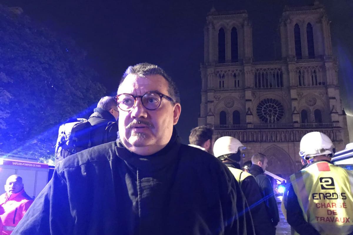 El sacerdote Jean-Marc Fournier salvó la Corona de Espinas y el Santísimo Sacramento de la catedral en llamas