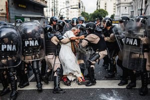 El sacerdote Jorge "Chueco" Romero es detenido cuando intenta ayudar al padre Francisco Olveira, que había sido golpeado por la policía minutos antes, el 14 de mayo de 2025, en la marcha de jubliados