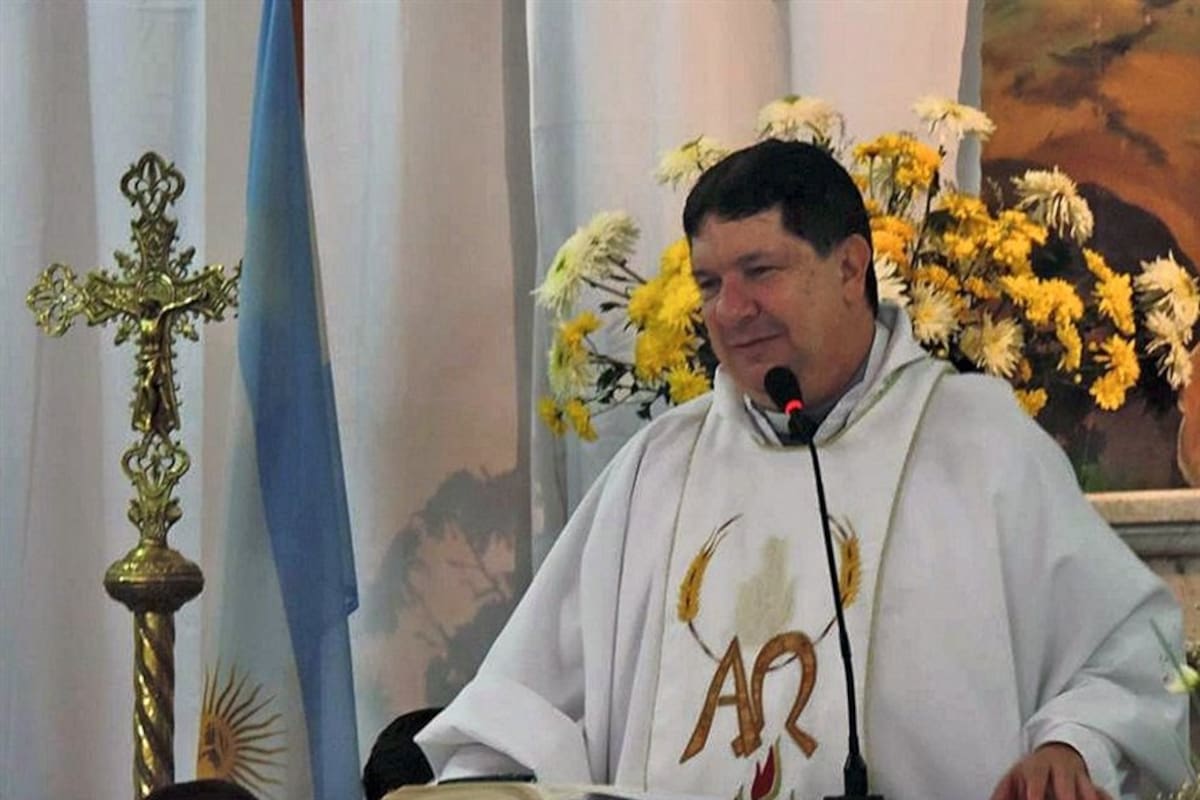 El sacerdote Juan Diego Escobar Gaviria durante una misa