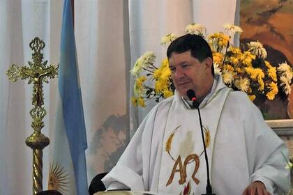 El sacerdote Juan Diego Escobar Gaviria durante una misa