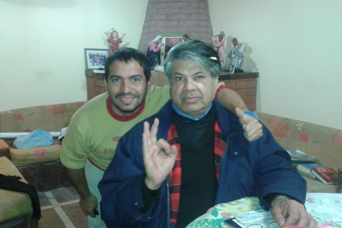 El sacerdote Oscar Juárez tenía 67 años y desde hace 13 años estaba al frente de la parroquia San Martín de Porres de la capital tucumana. Esta mañana fue hallado sin vida, maniatado y con un disparo de arma de fuego en la espalda. Sospechan que habría sido durante un intento de robo