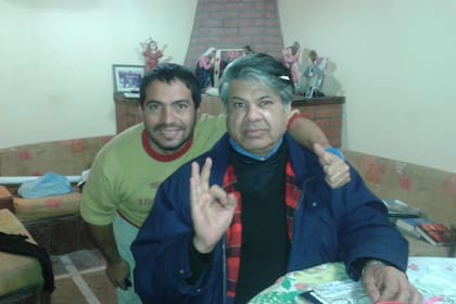 El sacerdote Oscar Juárez tenía 67 años y desde hace 13 años estaba al frente de la parroquia San Martín de Porres de la capital tucumana. Esta mañana fue hallado sin vida, maniatado y con un disparo de arma de fuego en la espalda. Sospechan que habría sido durante un intento de robo