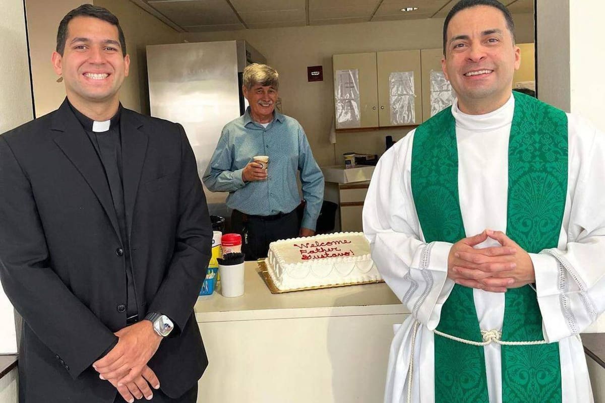 El sacerdote venezolano Gustavo Santos (izquierda) fue retenido por la CBP, a pesar de tener una visa vigente