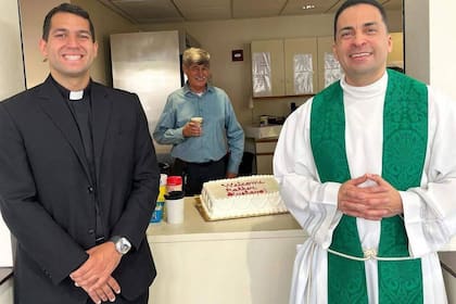 El sacerdote venezolano Gustavo Santos (izquierda) fue retenido por la CBP, a pesar de tener una visa vigente