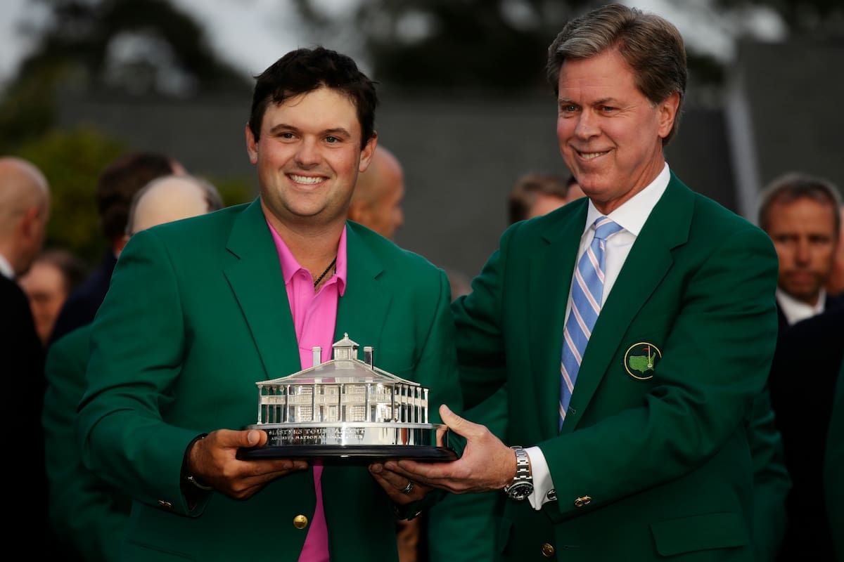 El saco verde y el trofeo: Patrick Reed sonríe tras coronar su obra mayor
