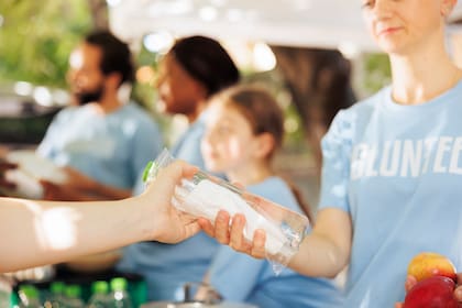 El Sacramento Food Bank and Family Services proporciona asistencia gratuita a través de ocho programas distintos