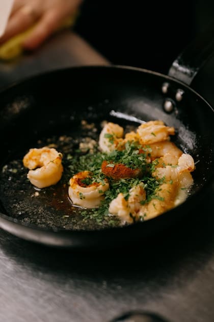 El Saewoo está inspirado en las gambas que su madre cocinaba en casa; una preparación que hoy sale con manteca de pimentón, crema de tofu, dongchimi (el tradicional kimchi blanco de nabo) y pickle de ananá