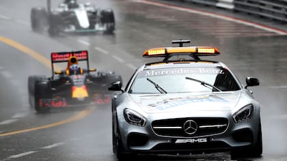 Bernd Mayländer acelera delante de Sebastian Vettel; para el piloto del Safety Car, Lewis Hamilton es el más complicado para controlar cuando sale a la pista