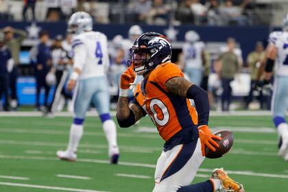 El safety de los Broncos de Denver Caden Sterns celebra después de interceptar un pase al quarterback de los Cowboys de Dallas, Dak Prescott, en la segunda mitad del juego del domingo 7 de noviembre de 2021, en Arlington, Texas. (AP Foto/Michael Ainsworth)