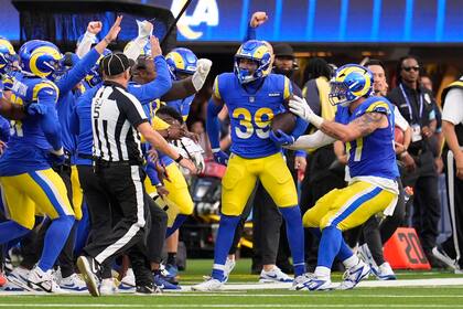 El safety de los Rams de Los Ángeles, Jaylen McCollough (39), celebra su intercepción con sus compañeros de equipo durante la segunda mitad de un partido de fútbol americano de la NFL contra los Raiders de Las Vegas, el domingo 20 de octubre de 2024, en Inglewood, California (AP Foto/Marcio José Sánchez)