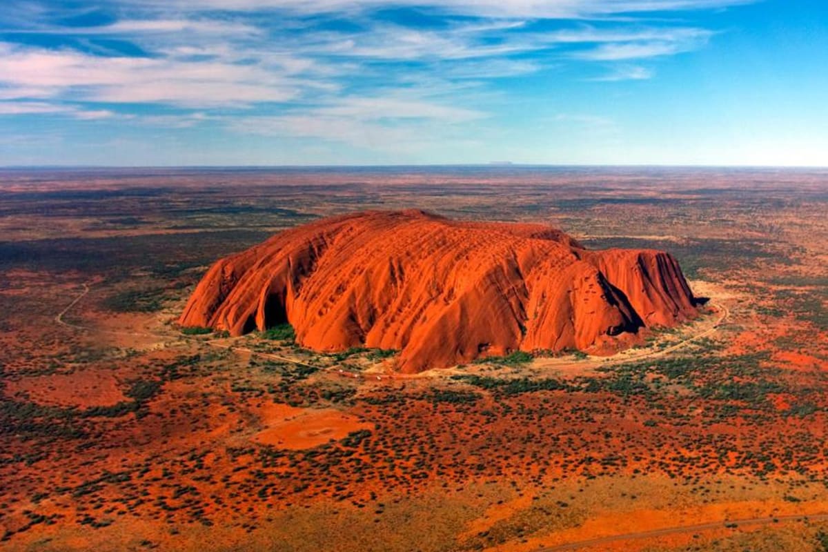 El sagrado monte en el Parque Nacional Uluru-Kata Tjuta, en Australia