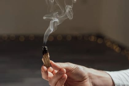 El sahumerio, con hierbas como ruda, romero o palo santo, es utilizado para movilizar la energía bloqueada