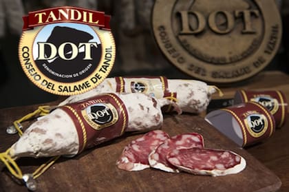 El salame de Tandil tiene características propias tanto en su composición como en su aspecto físico.