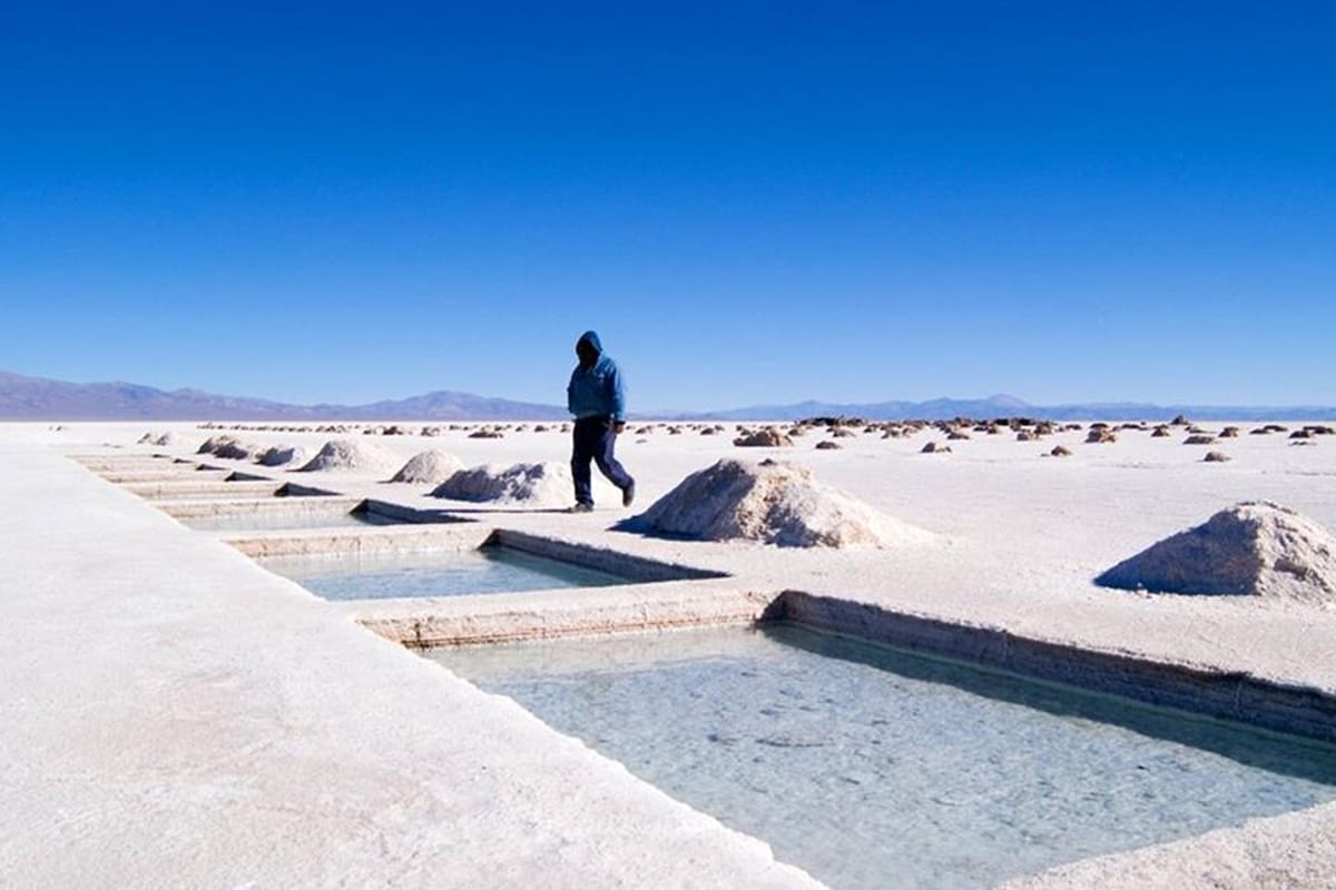 El salar de Olaroz, del que actualmente se extrae el litio por evaporación; la Argentina es el tercer productor mundial