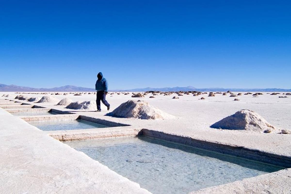 El salar de Olaroz, del que actualmente se extrae el litio por evaporación; la Argentina es el tercer productor mundial