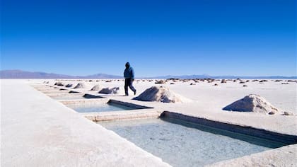 El salar de Olaroz, del que actualmente se extrae el litio por evaporación; la Argentina es el tercer productor mundial