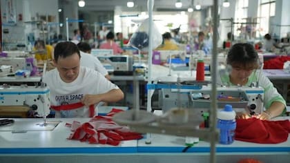 El salario básico sin horas extra es de US$327 (Xiqing Wang/BBC)