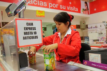 El salario medio en chile es de US$550 al mes. Ese es el sueldo que recibe la mitad de la población activa