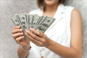 El salario mínimo aumentó en Florida en 2025 y volverá a hacerlo este año