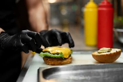 El salario mínimo de California para los trabajadores de locales de comida rápida aumentó a US$20 por hora