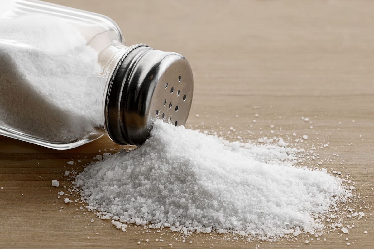 El salero no es la única fuente de sodio: muchos alimentos de consumo cotidiano ya contienen cantidades significativas
