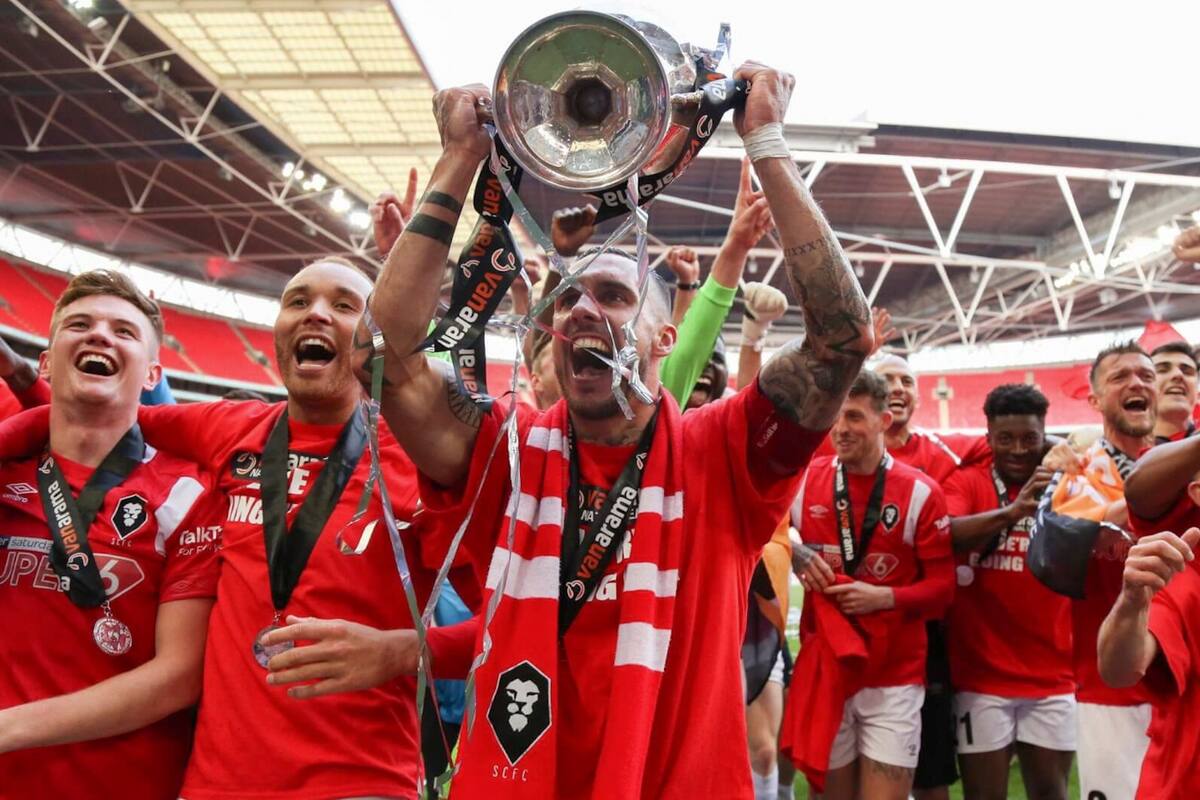 El Salford City venció 3 a 0 a AFC Fylde en Wembley y obtuvo su cuarto ascenso consecutivo en 5 años