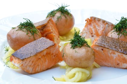 El salmón es rico en omega-3, vitamina D, magnesio y colágeno, nutrientes fundamentales para cuidar el esmalte dental